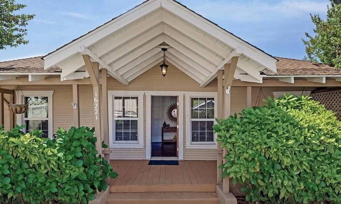 Guerneville Casa | The Caribbean Queen - 2br, 1ba, dtwn + hot tub