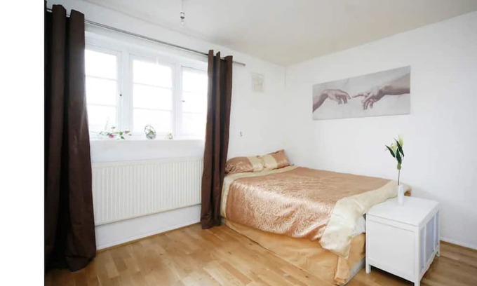 Leyton Cama Y Desayuno | Lovely Double Near the Underground