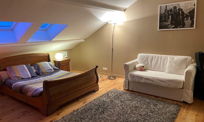 Marnes-la-Coquette Cama Y Desayuno | Bedroom with private bathroom in a bungalow near Paris