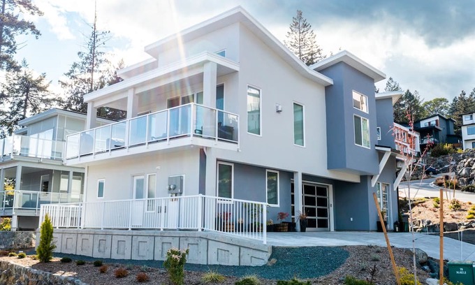 Colwood Casa | New Modern 1-bedroom self contained suite w/ Air Conditioning
