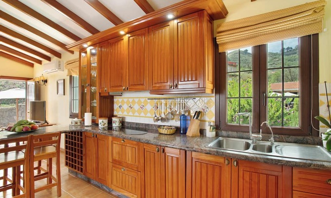 La Solana Casa | Vacation Home "Casa Lucas" with Mountain View, Pool, Wi-Fi, Garden & Terrace