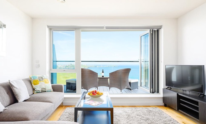 Lusty Glaze Apartamento | 32 ONE Lusty Glaze - Apartment with breath taking sea and coastal views, lift, car parking