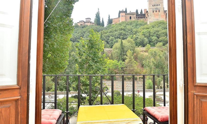 Albaicín Apartamento | Private viewpoint to the Alhambra, 4 people, views at any time!