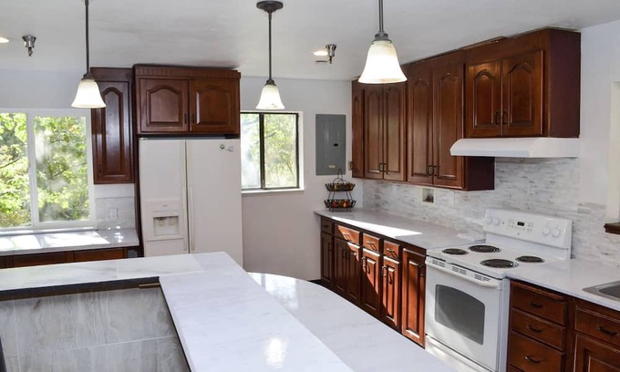 Foresthill Casa | Forest Cottage Large Group Retreat 27beds Sleeps 45