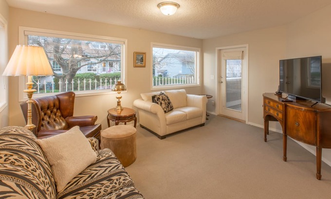 James Bay Apartamento | Menzies Manor #4 Two BR Suite-Historic, Charming James Bay, Steps to the Ocean