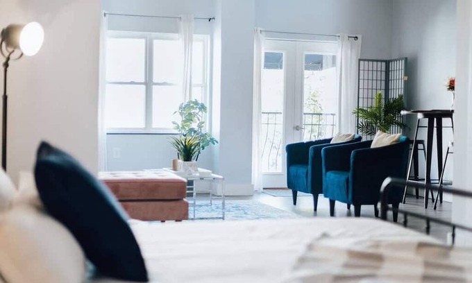 Johnson City Apartamento | Dreamy Loft Downtown Hosted by The Sanctuary Co.