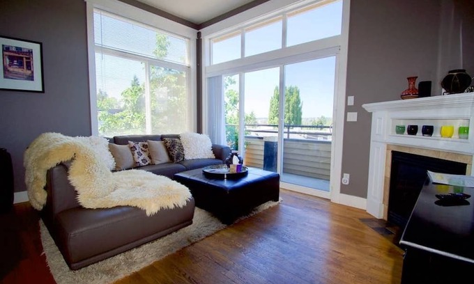 North Queen Anne Casa | Elegant, airy and bright with vivid views over ship canal, Fremont and beyond.