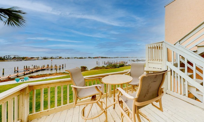 Treehouse Casa | Treehouse townhome w/incredible bay views and close shops/restaurant