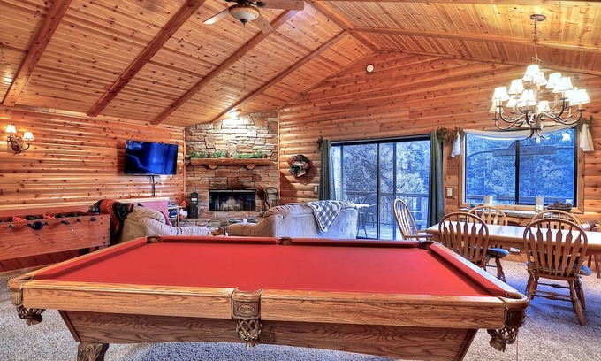 Upper Moonridge Casa | Dreamscape Villa backs ot the forest! Spa, pool table!