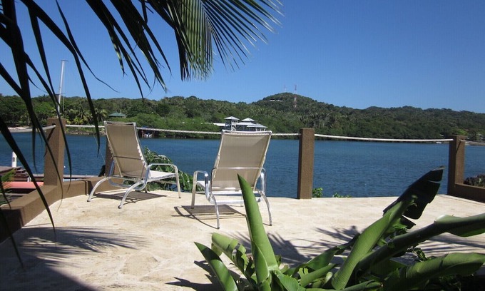 Antoneys Cay Condominio | Luxury Waterfront Condo w/ Pool, Dock, and Gardens