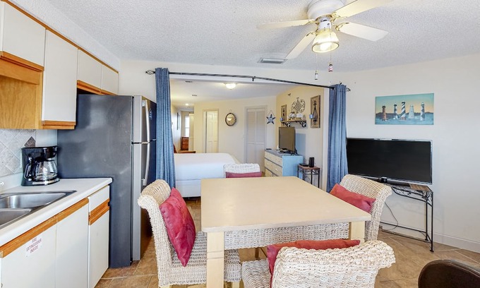Gulf Lagoon Beach Apartamento | Cozy studio with resort pool & boat dock on the Grand Lagoon