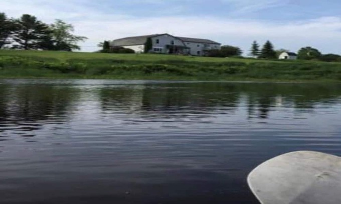Frankfort Casa | Waterfront Stream Gambrel