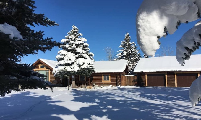 Red Lodge Cabina | Breathtaking views of Red Lodge Mountain Grizzly Peak Cabin.