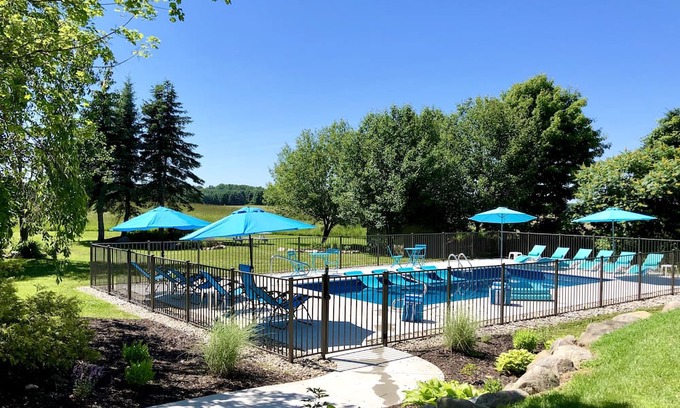Fennville Casa | ORCHARDS ALLEGAN Bodas, Private3acres, Pool, HotTub, Fireplce, FirePit, Beach, Juegos