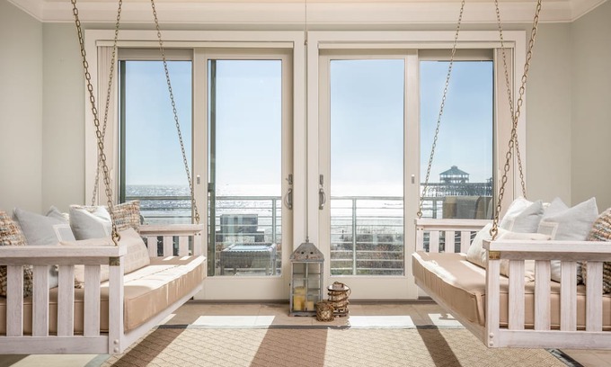 Folly Beach Condominio | BEACHFRONT, Rooftop Deck, 360-Degree Views