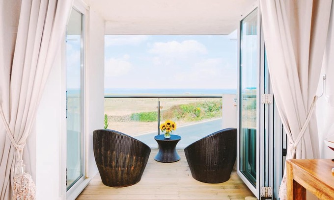 Lusty Glaze Apartamento | 2 Bolowthas Court-Spacious apartment close to beaches, parking, coastal and sea views.