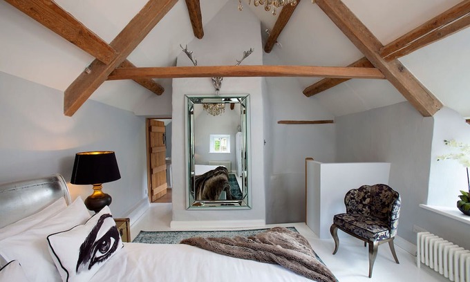 Winson Cabaña | Idyllic Cotswolds Cottage in Secluded Riverside Setting in unspoilt Winson