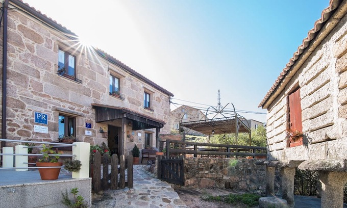 O Pindo Cabaña | Country house with terraces and sea views only 50 meters from the beach.