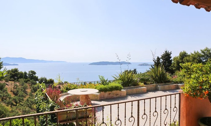 Achladies Apartamento | Best location deluxe apartment "Fire" in Villa Stratos near the sea amazing view