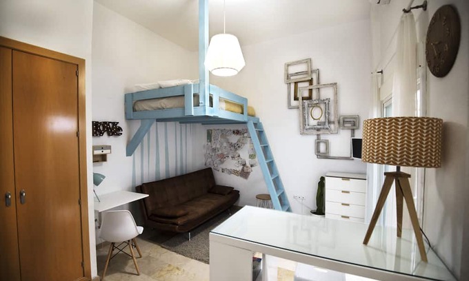 La Merced Apartamento | Art Flat in Picasso neighborhood