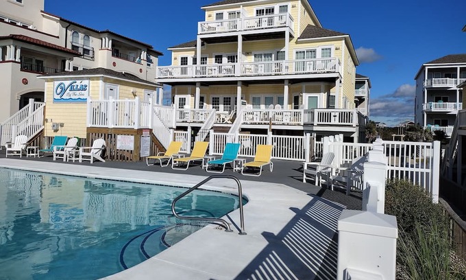 North Topsail Beach Casa | Frente al mar 5 BR Townhouse - Piscina, jacuzzi privado, y la playa!
