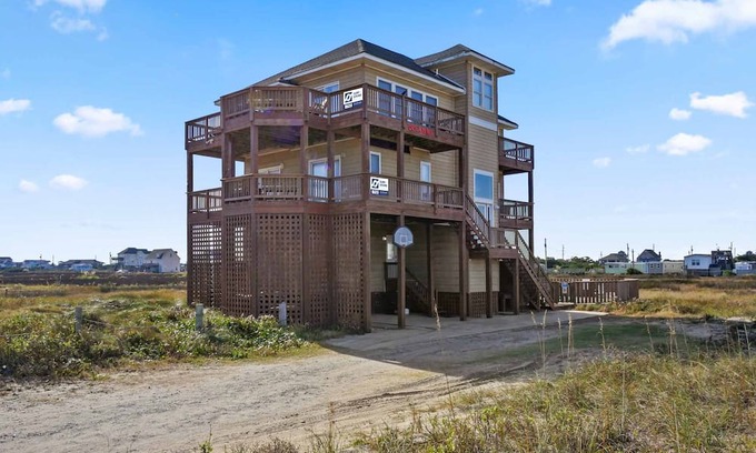 Rodanthe Casa | Perros bienvenidos! Semi-Oceanfront, Rodanthe w / Pool, jacuzzi, sala de juegos y sala multimedia