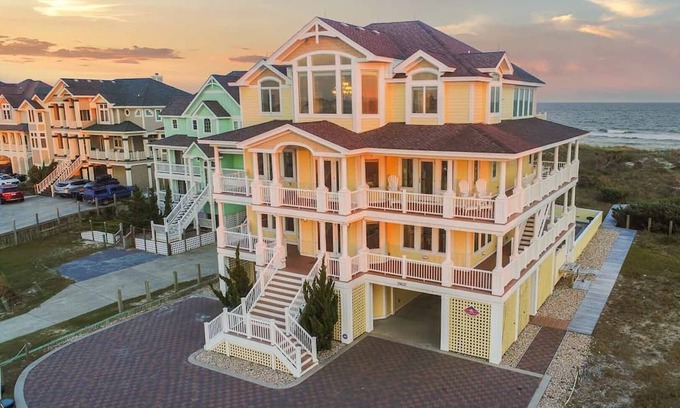 Hatteras Casa | Amenidad llena de escape frente al mar! Ascensor, piscina, bañera de hidromasaje, sala de juegos, sala multimedia