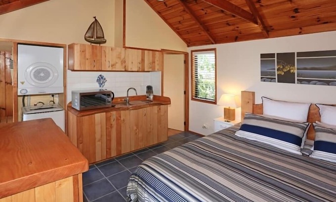 Waiheke Island Casa | SupaCute Cottage, Spa Bath,Dble Kayak, SKYTV, Wifi