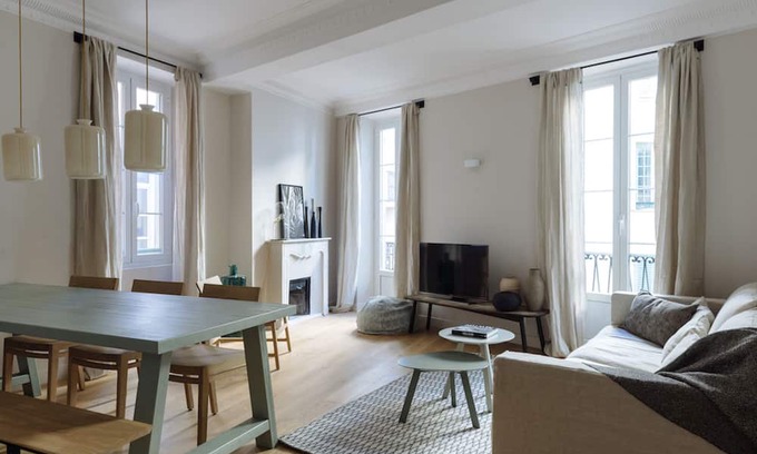 Old Town Apartamento | Luxury designer apartment with balcony in Nice's Old Town - 4 min walk to beach!