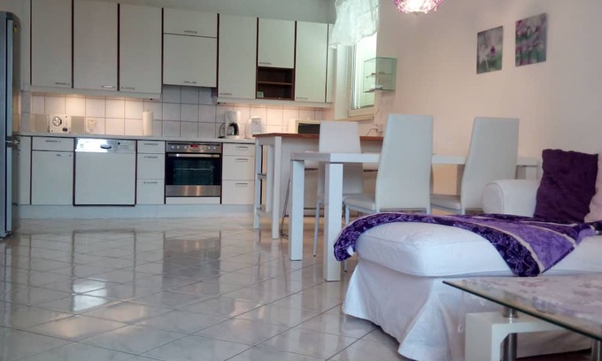 Wiener Neudorf Apartamento | 90m2, TOP LOCATION, CLOSE TO VIENNA, QUIET, CLEAN, SECURE, CHEAP, SCS, WiFi