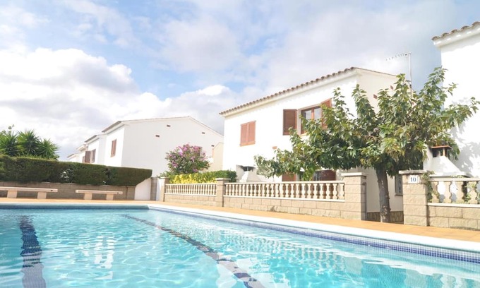 L'Escala Villa | House with community pool and tennis to 500 meters from the beach