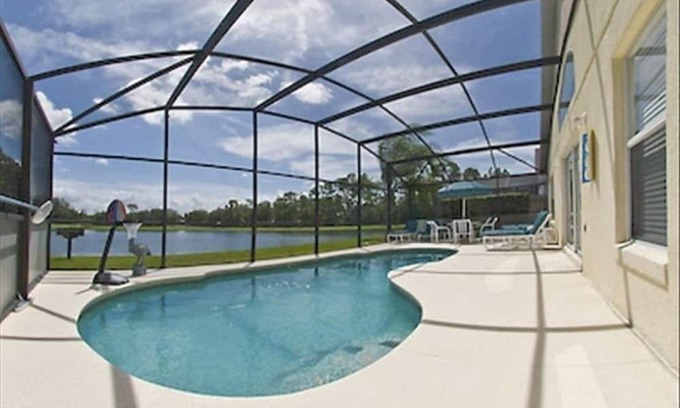 Lake Berkley Casa | Impresionante villa privada frente al lago, lujosamente mejorada con sala de juegos