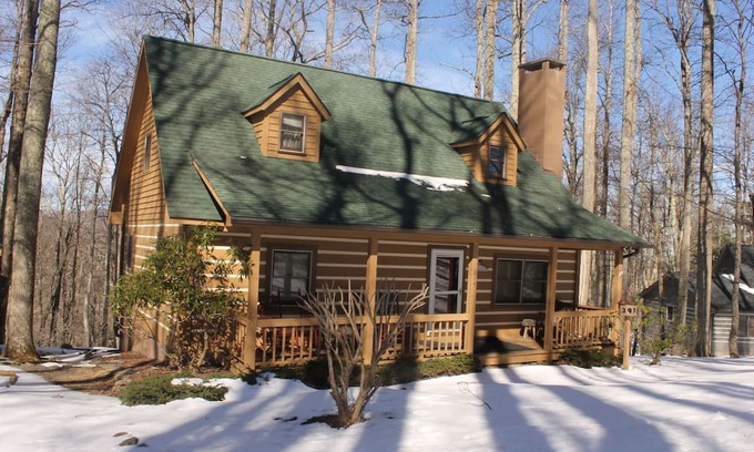 Boone Cabina | Renovated Blowing Rock Log Cabin near App SKi Mtn, ASU, & Tweetsie Railroad