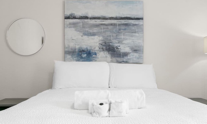Courier City - Oscawana Apartamento | NEW Soho Sanctuary - Gorgeous Apartment Steps to S Howard Ave With Fenced Yard
