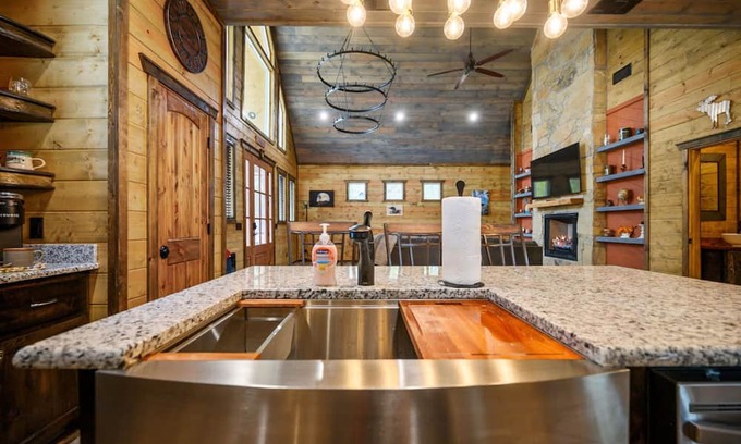 Broken Bow Apartamento | The Adirondack Hottub Shuffleboard Fireplace Foosball Table Arcade