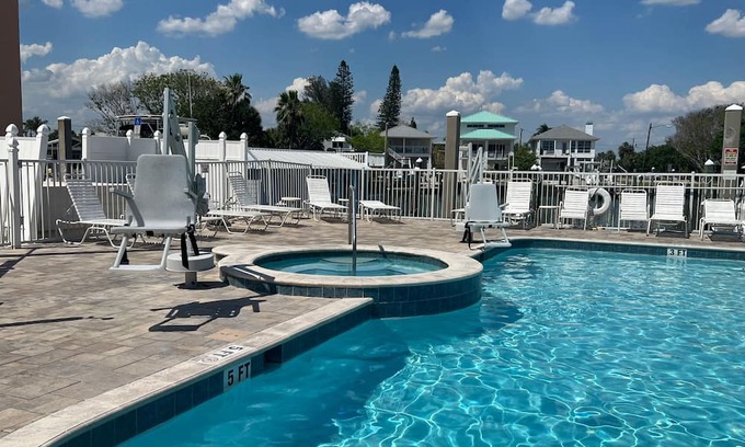 Madeira Beach Apartamento | Beachy Keen-steps to the Beach