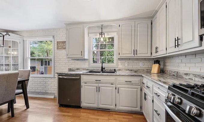 Green Bay Casa | House w Finished Garage Walk to Lambeau Bars Resch