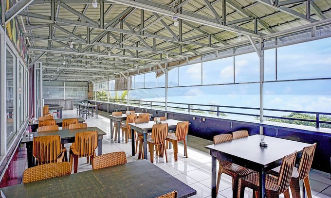 Parapat Hotel | OYO 94772 Gapura Hotel