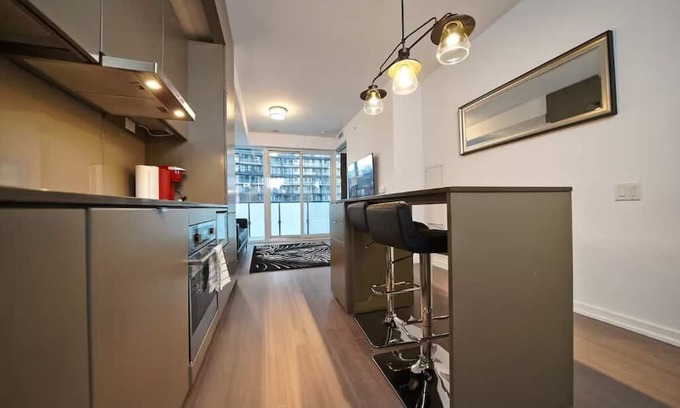 North York Apartamento | RivetStays - The Westmount Suites