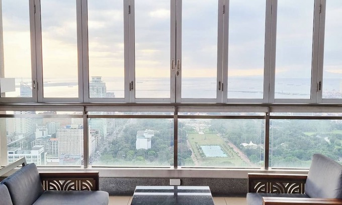 Ermita Condominio | 2BR Cozy & Spacious Family Condo, Great View & Karaoke At Torre De Manila