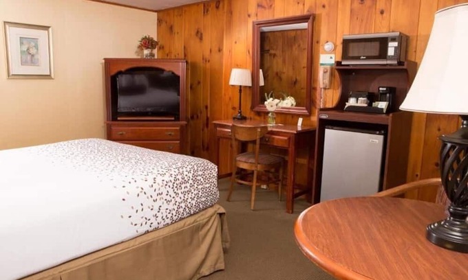 Bennington Hotel | Knotty Pine