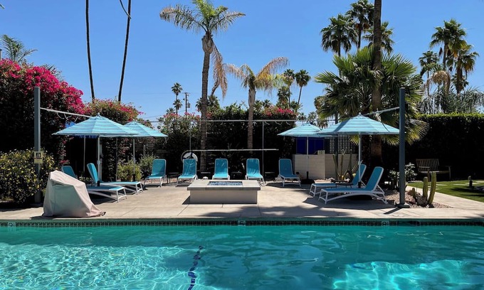 Warm Sands Hotel | Desert Paradise Resort- Gay Men's Resort