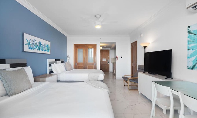 Puerta de Tierra Apartamento | Waterside Historic District Sweeping Views