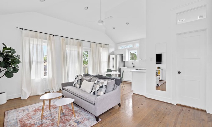 Northside Apartamento | Wonderful Getaway 1BR with Balcony Views
