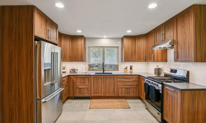 University Heights Casa | Iowa City 4br Backyard Walk To Stadium 4 Bedroom Home