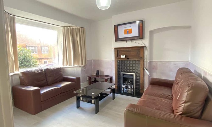 Newcastle-upon-Tyne Casa | Newcastle Tranquil Terrace Retreat