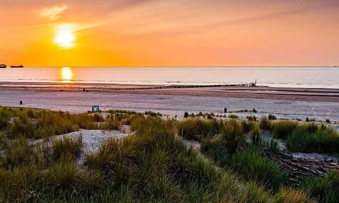Nieuwvliet Hotel | Enjoy Beachside Serenity in 2 Pristine Rooms Close to For Freedom Museum