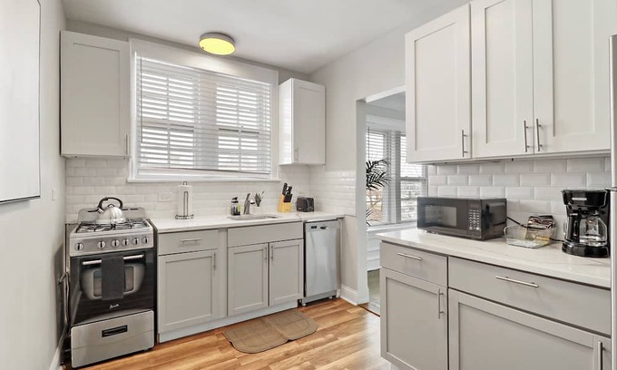 Skokie Apartamento | Skokie 2BR Apt - Bright & Central