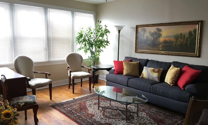 Forest Hills Apartamento | Charming 2-bedrm apt convenient to DT Pgh, Universities, Monroeville,O-S Parking