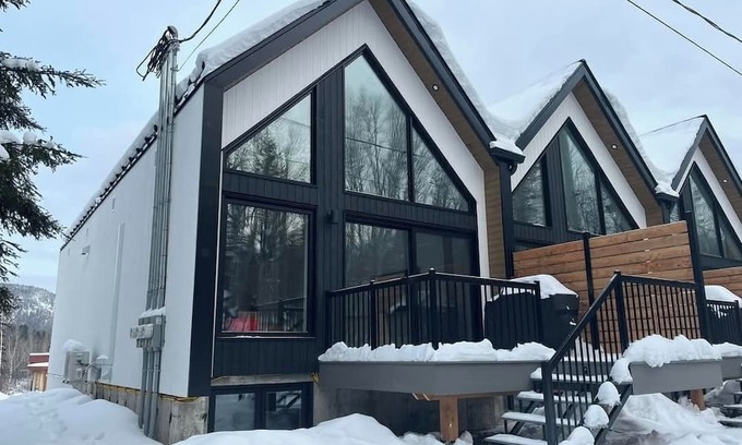 L'Anse-Saint-Jean Chalet De Esquí | Scandinavian chalet in the alpine village of Mont Édouard-Magnificent new construction